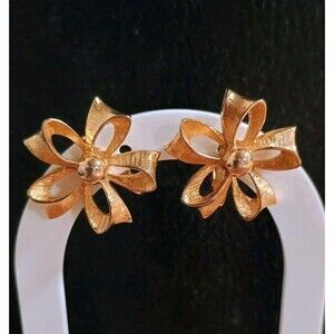 Sarah Coventry Gold Tone Flower Clip On Earrings